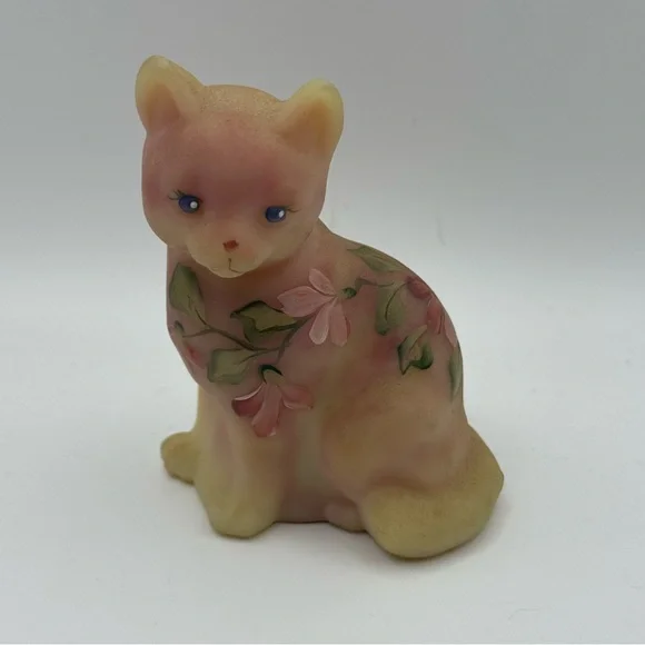 Fenton Burmese Sitting Cat Figurine with Handpainted and Roses Blue Eyes Glow - Picture 2 of 9